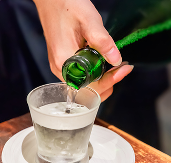 日本酒を注ぐ