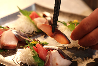 魚を盛りつける